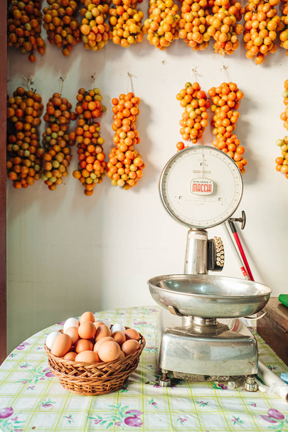 Puglia / İtalya - Ağustos 2019: Bir lo yumurta ve domates satış - Fotoğraf, Görsel
