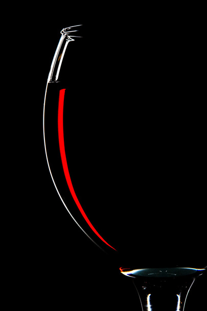 Половина червоного келиха ізольовано на чорному
 - Фото, зображення