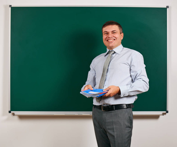 Πορτρέτο ενός ανθρώπου ως δασκάλου, που ποζάρει στο σχολικό συμβούλιο-μάθηση και εκπαίδευση έννοια - Φωτογραφία, εικόνα