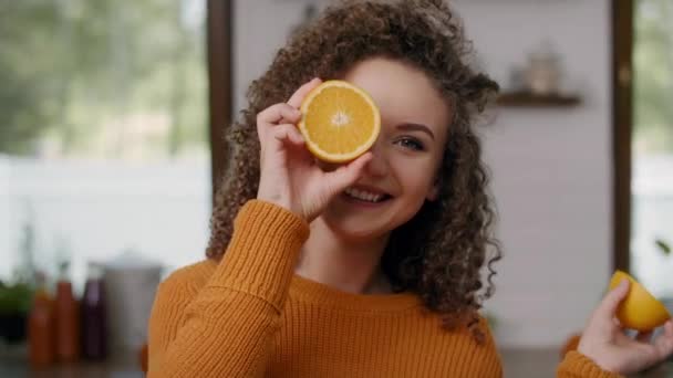 Πορτοκαλί χρησιμοποιείται ως αστείο πρόσωπο   - Πλάνα, βίντεο