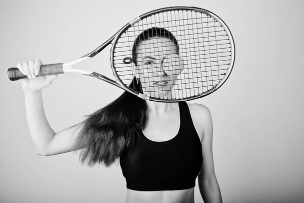スポアの美しい若い女性プレーヤーの黒と白の肖像画 - 写真・画像