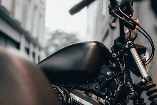 Close-up van Moto Bike Chopper onderdelen Details met warm licht. Persoonlijk vervoer en Road Spirit Ride concept. - Foto, afbeelding