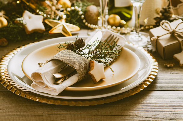 Christmas or New Year table setting.  Place setting for Christmas Dinner. Holiday Decorations. - Foto, imagen