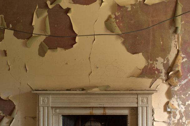 腐敗した古い邸宅の暖炉の上の壁に塗料を剥がす。ダンフリース(スコットランド). - 写真・画像