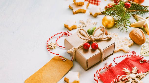 Fondo de vacaciones de Navidad. Caja de regalo con galletas, rama de abeto
. - Foto, imagen