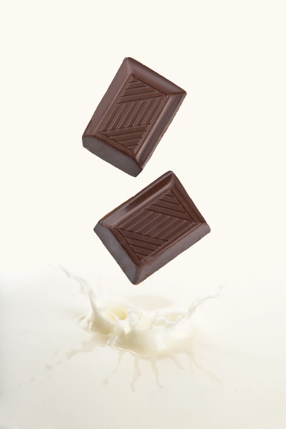 Шоколад падає в молоко
 - Фото, зображення