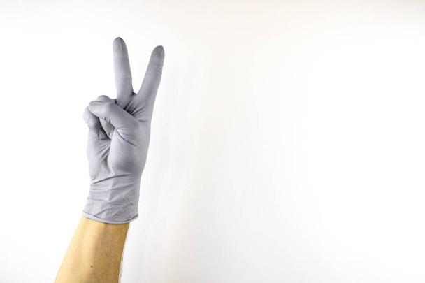 männliche Hand in medizinischem Handschuh auf weißem Hintergrund. - Foto, Bild