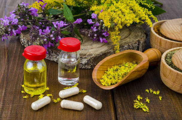 Comprimidos e óleo de plantas medicinais. Foto
 - Foto, Imagem