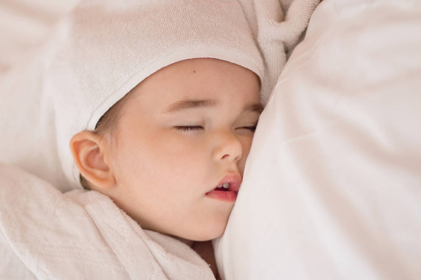 the concept of healthy lifestyle, IVF - baby sleeps - Фото, зображення
