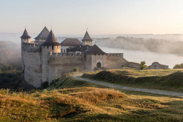 Ortaçağ kalesi, Batı Ukrayna, Khotyn - Fotoğraf, Görsel