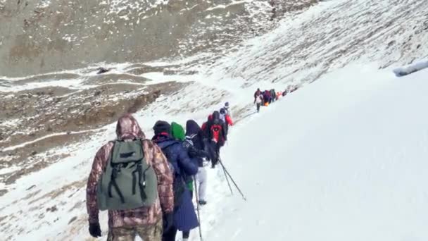 Karlı dağa giden bir grup insan. Dağcı Alpinist. Arkadan ateş edin - Video, Çekim