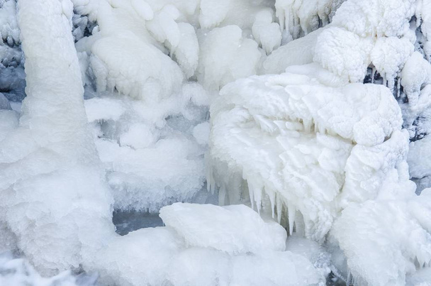 曇りの冬の日に雪に覆われた公園。凍った滝クローズアップ。クルディガ(ラトビア) - 写真・画像