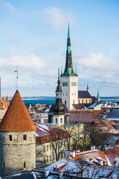 Зима. Старый город Таллинн, Эстония, в ясный солнечный день. Церковь Святого Олафа крупным планом
 - Фото, изображение