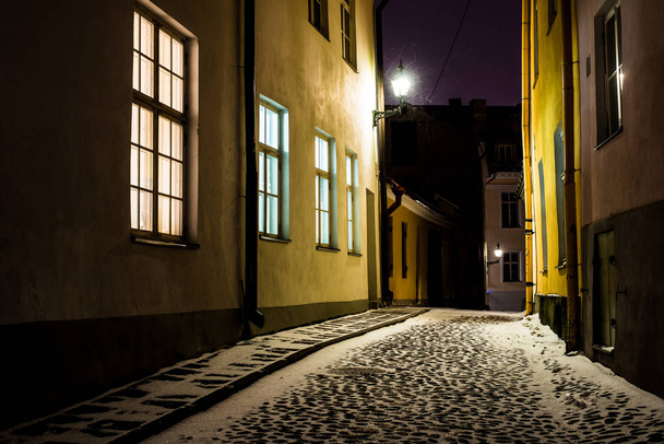 Strada deserta coperta di neve di notte. Città Vecchia di Tallinn, Estonia
 - Foto, immagini