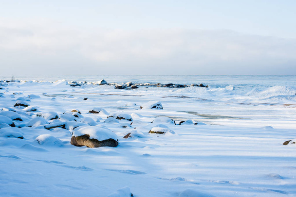 Вид на холодне Балтійське море в ясний день зими, Латвія - Фото, зображення