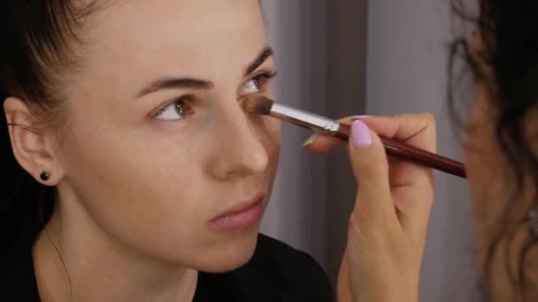 Makeup artist applies eyeshadows - Footage, Video