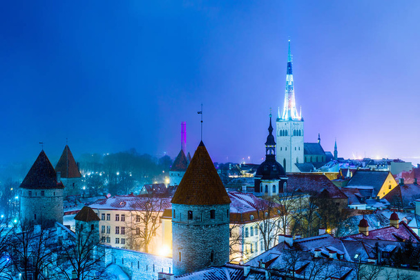 Nuageux nuit d'hiver, ciel bleu et beaucoup de lumières. Une vue panoramique sur la vieille ville de Tallinn, Estonie
 - Photo, image