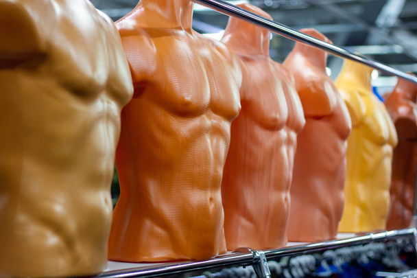 Muchos maniquíes masculinos desnudos de plástico diferentes en la tienda de ropa
. - Foto, Imagen
