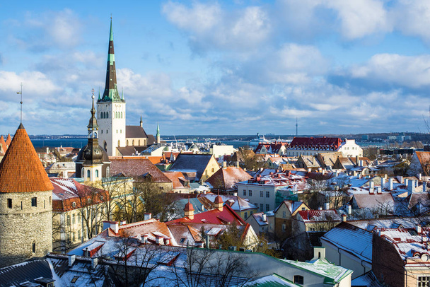 Día de invierno soleado, cielo azul y nubes de colores. Una vista panorámica del casco antiguo de Tallin, Estonia
 - Foto, imagen