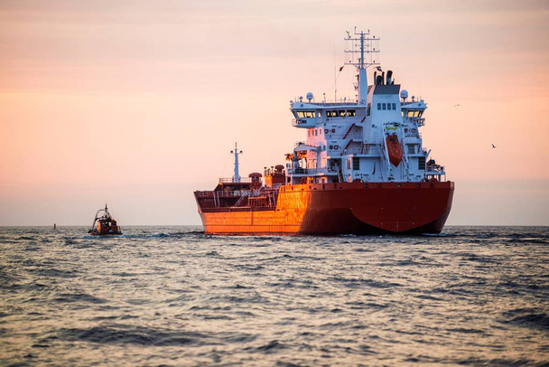 Statek towarowy na Morzu Bałtyckim o zachodzie słońca, zbliżenie, Łotwa - Zdjęcie, obraz