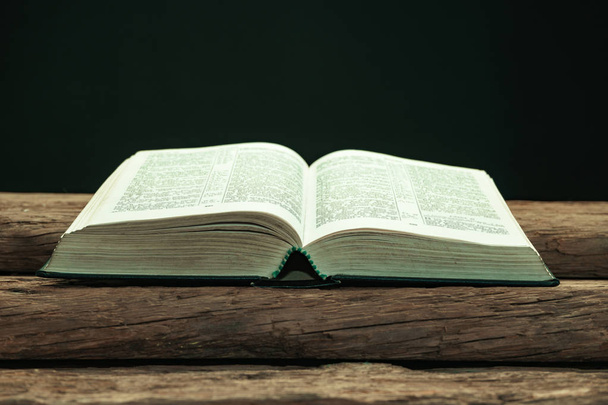 Abrir la Santa Biblia sobre una vieja mesa de madera de roble
.  - Foto, Imagen