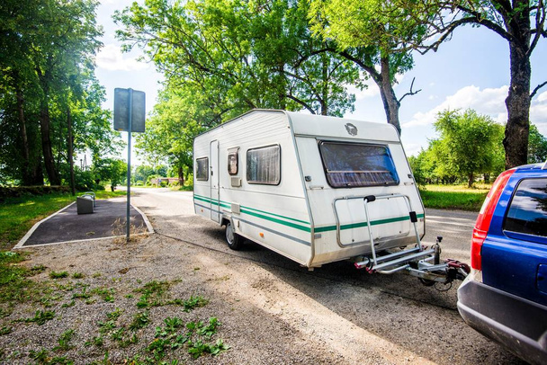 Ülke asfalt yolda bir karavan ile bir karavan, Letonya - Fotoğraf, Görsel