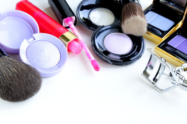 Juego de maquillaje (sombras, lápiz labial, pincel) sobre fondo blanco
 - Foto, Imagen