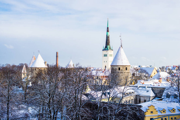 sonniger Wintertag, blauer Himmel und Wolken. ein panoramablick auf die altstadt von tallinn, estland - Foto, Bild