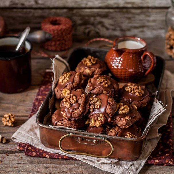Μπισκότα με σοκολάτα, νιφάδες καλαμποκιού και καρυδιά - Φωτογραφία, εικόνα