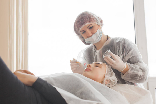master fare una procedura cosmetica per il suo cliente. trattamento di cura della pelle. donna che effettua una procedura di cura del viso. - Foto, immagini