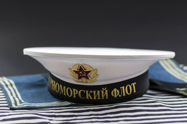 Valkoinen seremoniallinen cap musta meri laivaston valkoinen tausta
 - Valokuva, kuva