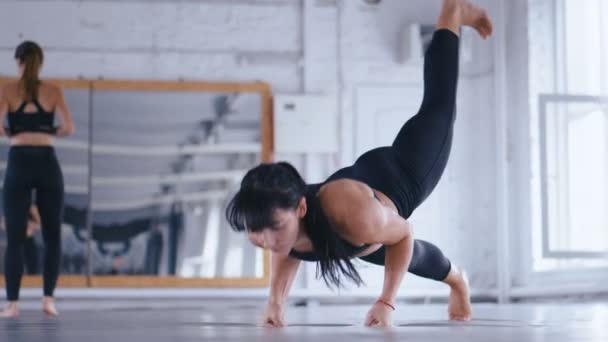 Mujer deportiva está haciendo flexiones en un gimnasio de fitness. Mujer entrenando su cuerpo y brazos. Entrenamiento Crossfit. Deportiva entrena tríceps y su espalda en el suelo
 - Imágenes, Vídeo