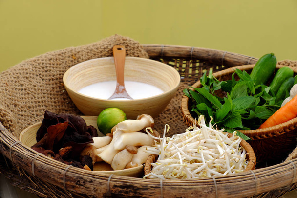 matéria-prima para panqueca de arroz cozido no vapor vegetariano Vietnamita ou b
 - Foto, Imagem