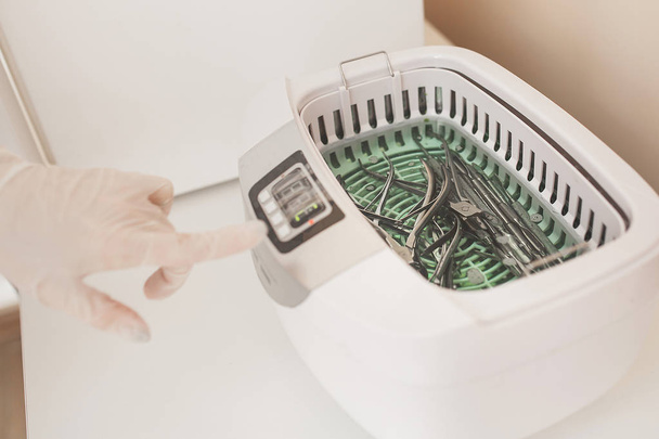 Manicure esterilizar suas ferramentas na autoclave ou forno. Master int he salon preparando seus instrumentos para a desinfecção
. - Foto, Imagem