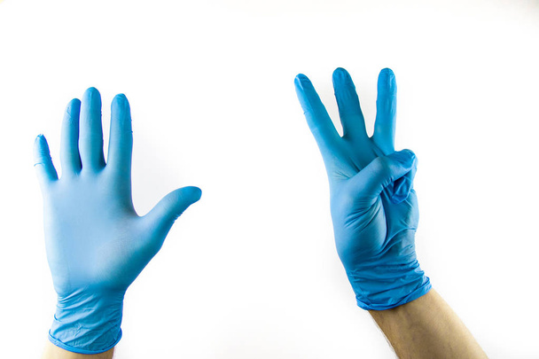 männliche Hand in medizinischem Handschuh auf weißem Hintergrund. - Foto, Bild