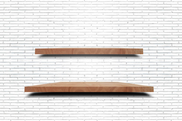 Lege houten plank op oude witte bakstenen muur textuur. Voor display producten. - Foto, afbeelding