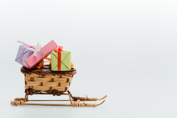 beyaz izole renkli hediyeler ile küçük ve oyuncak kızak - Fotoğraf, Görsel