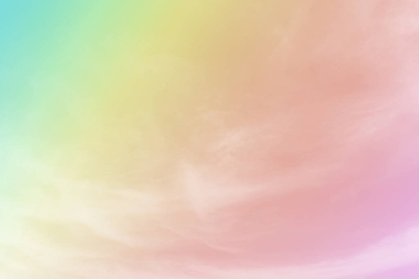 Fond nuage doux flou abstrait avec un dégradé multicolore pastel. Pour la conception de carte ou papier peint
. - Photo, image