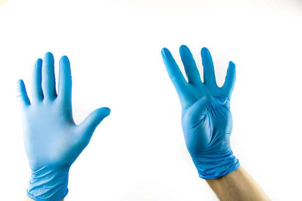 Mężczyzna ręka w rękawiczce medycznej na białym tle. - Zdjęcie, obraz