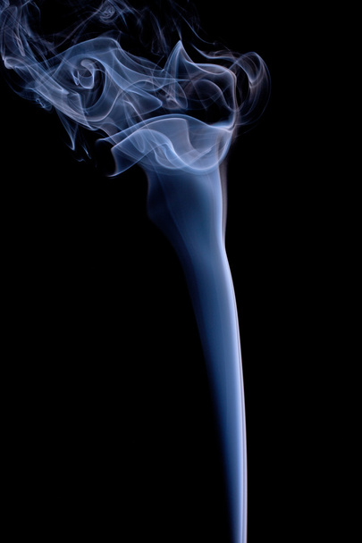 rook of stoom stijgen tegen een zwarte achtergrond - Foto, afbeelding
