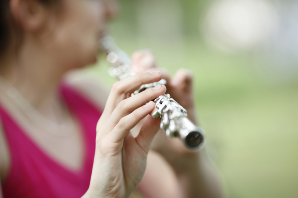 Tocar flauta
 - Foto, Imagem