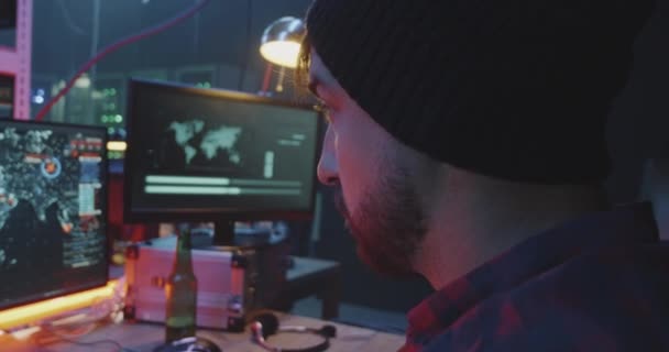 Bilgisayarlarında kodlama genç hackerlar - Video, Çekim