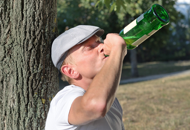 П'яний чоловік з алкогольною проблемою
 - Фото, зображення