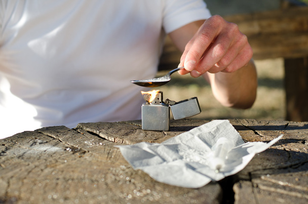 Süchtiger erhitzt Kokain in einem Löffel - Foto, Bild