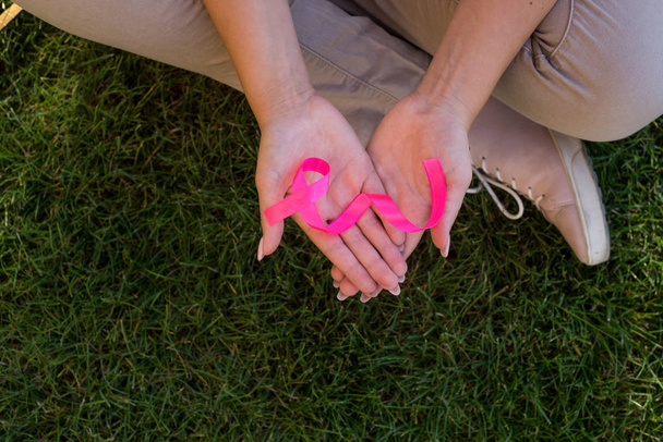 Девушка с розовой лентой, символом рака. Рак молочной железы
  - Фото, изображение