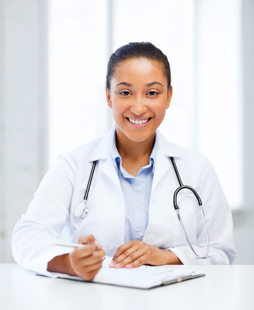 Female doctor writing prescription - Foto, immagini