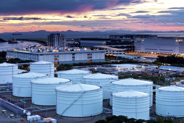 Réservoirs de raffinerie de pétrole et de gaz au crépuscule
 - Photo, image