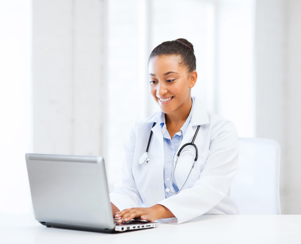 Médico femenino con PC portátil
 - Foto, Imagen