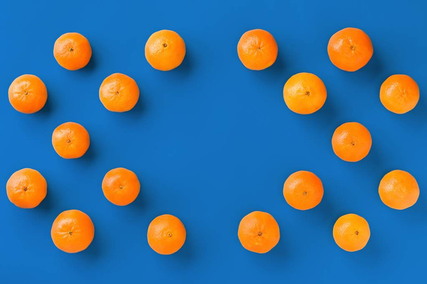 Fruit pattern of fresh orange tangerine or mandarin on blue back - Φωτογραφία, εικόνα