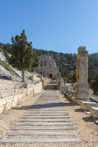 Klasztor Alahan to kompleks budynków z piątego wieku, położony w górach Isauria w południowej Azji Minor. Mut powiat Mersin Province, Turcja. - Zdjęcie, obraz